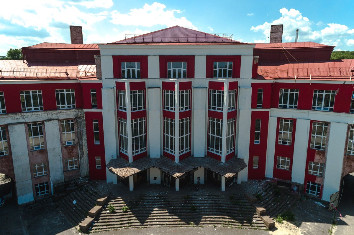 С самого утра над его внешним видом трудятся рабочие С самого утра над его внешним видом трудятся рабочие