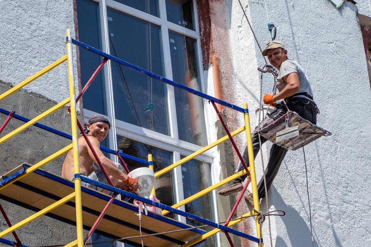 Судя по строительному материалу вокруг, останавливатся рабочие не собираются Судя по строительному материалу вокруг, останавливатся рабочие не собираются