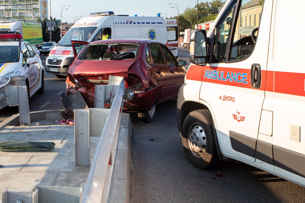 От удара Lada отбросило в отбойник
