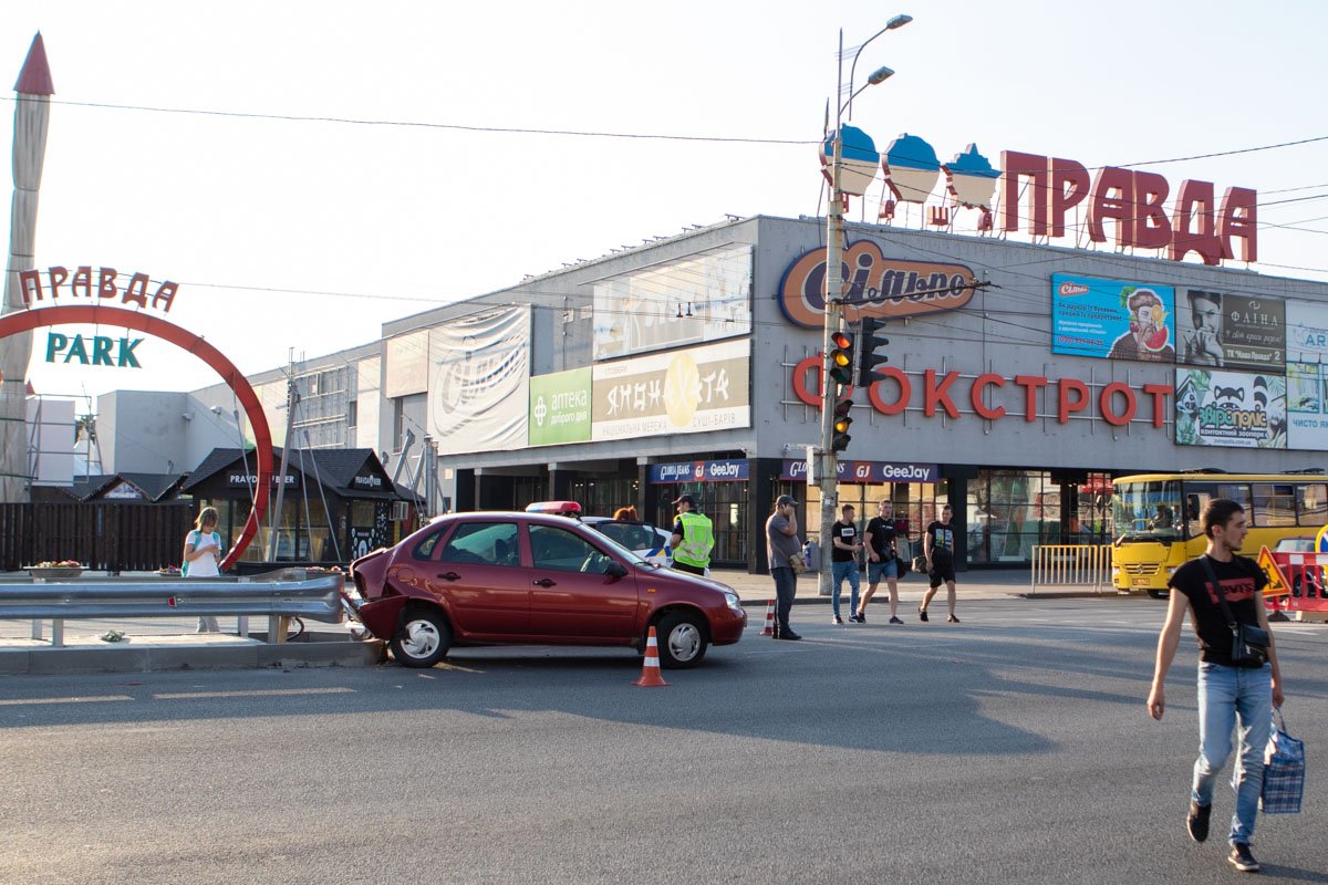 Занята крайняя правая полоса в сторону центра