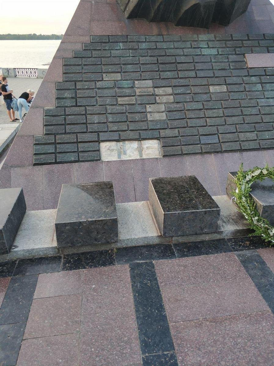 С памятника украли таблички С памятника украли таблички