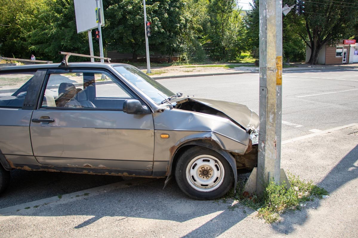 Предварительно, авария произошла из-за того, что водитель пытался избежать столкновения с велосипедистом Предварительно, авария произошла из-за того, что водитель пытался избежать столкновения с велосипедистом
