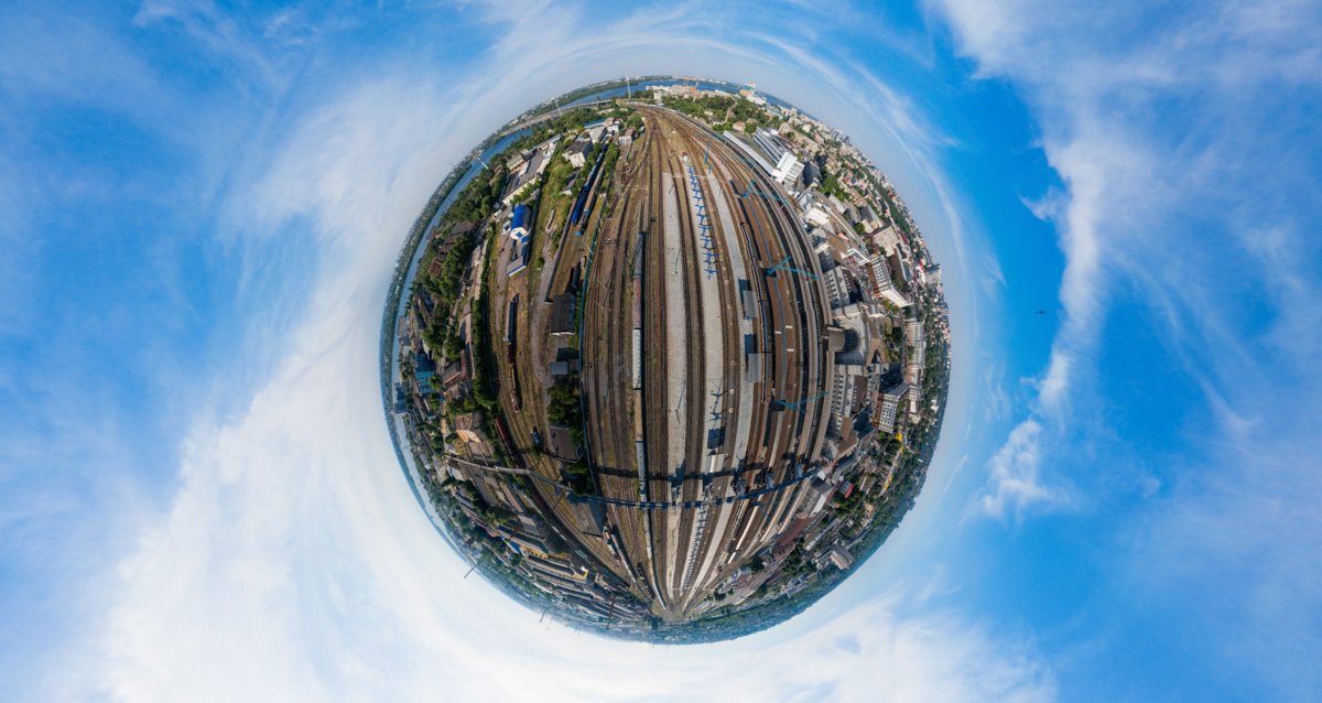 Совершенно необразованный человек может разве что обчистить товарный вагон, тогда как выпускник университета может украсть целую железную дорогу