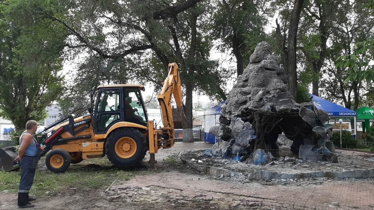 В парке демонтировали неработающий фонтан, который построили без согласования с властями В парке демонтировали неработающий фонтан, который построили без согласования с властями