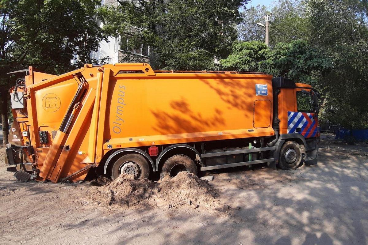 Мусоровоз коммунального предприятия провалился под землю Мусоровоз коммунального предприятия провалился под землю