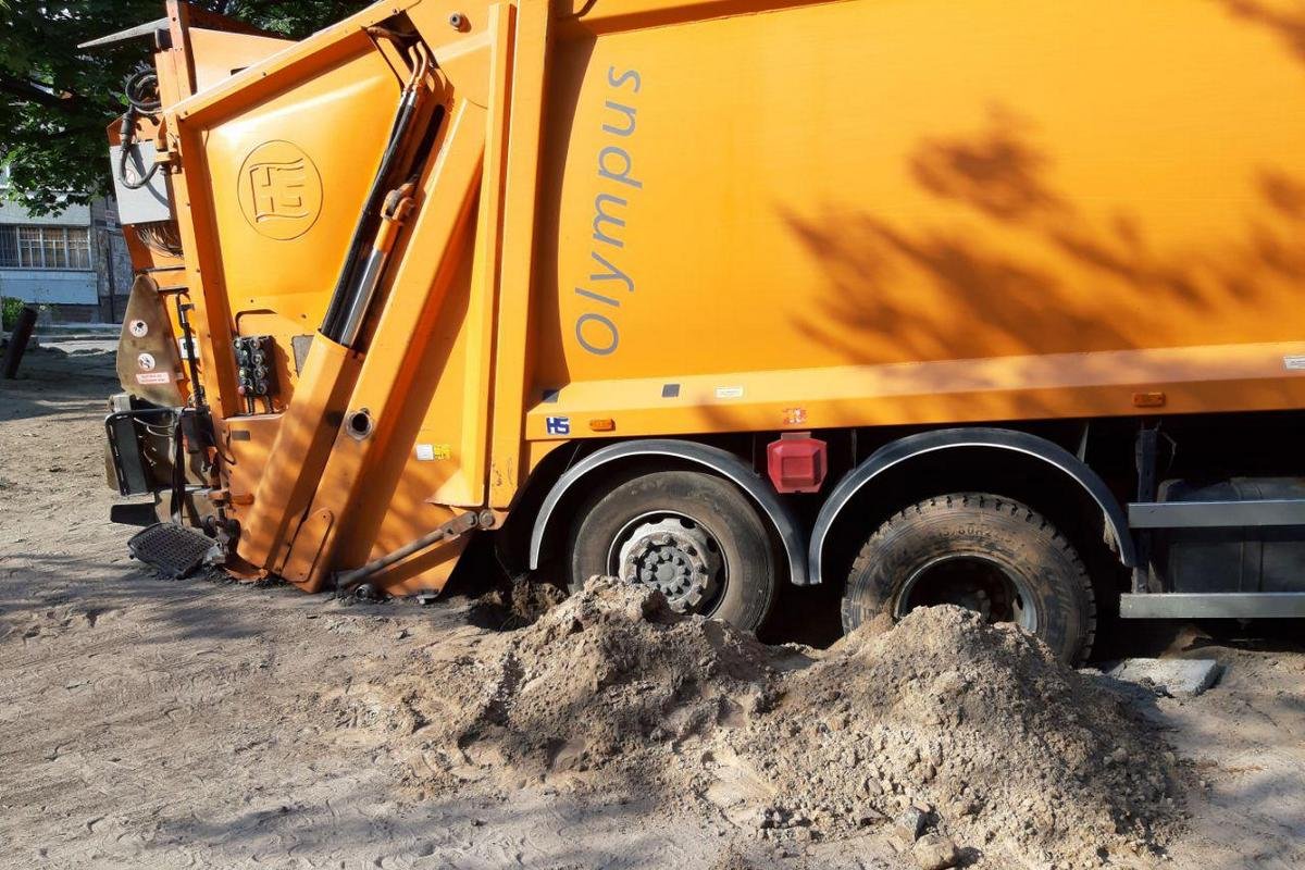 Под машиной просела земля и треснули плиты Под машиной просела земля и треснули плиты