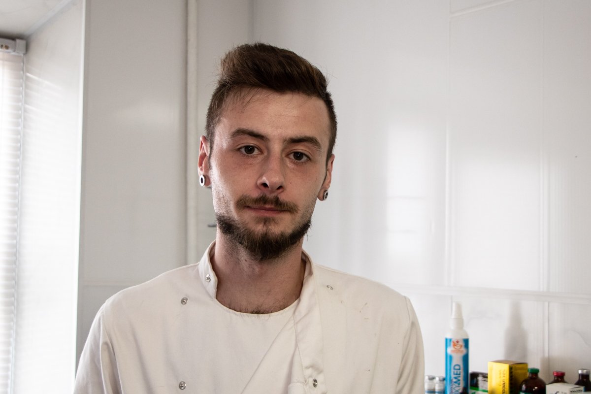 Первую помощь раненому животному оказал ветеринар Иван Васильев Первую помощь раненому животному оказал ветеринар Иван Васильев