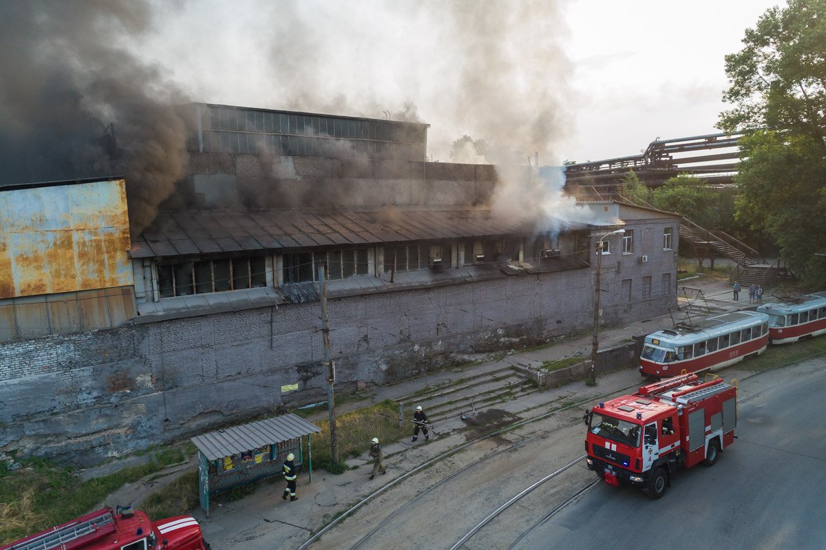 Клубы дыма, валящие из окон, были видны из центра города Клубы дыма, валящие из окон, были видны из центра города