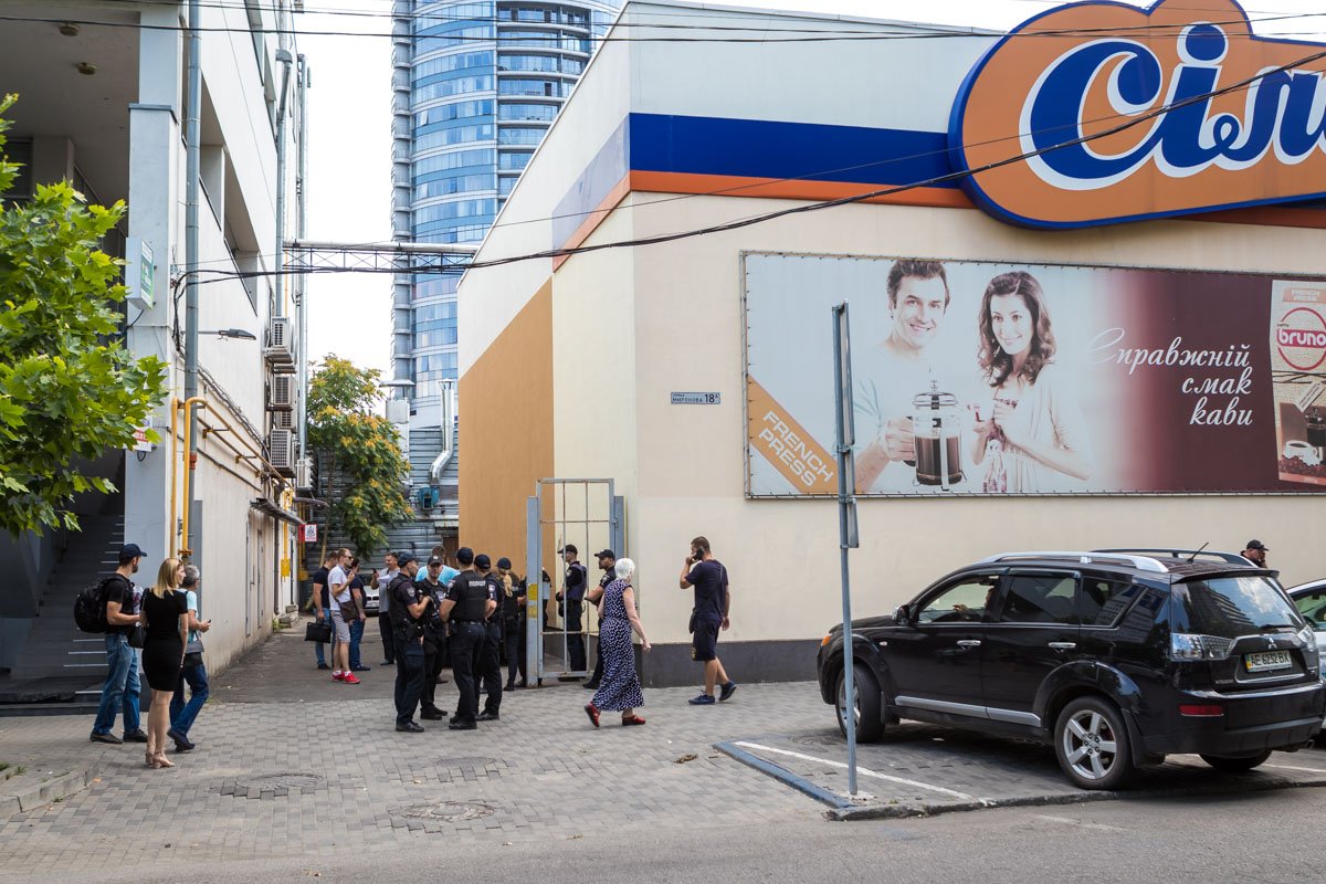 В Днепре захватили здание на улице Европейской 3