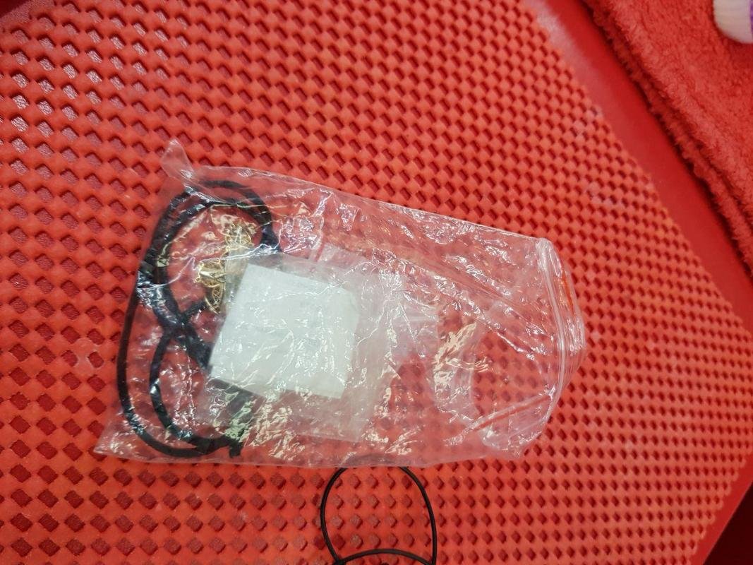 Пакетик он скинул Пакетик он скинул