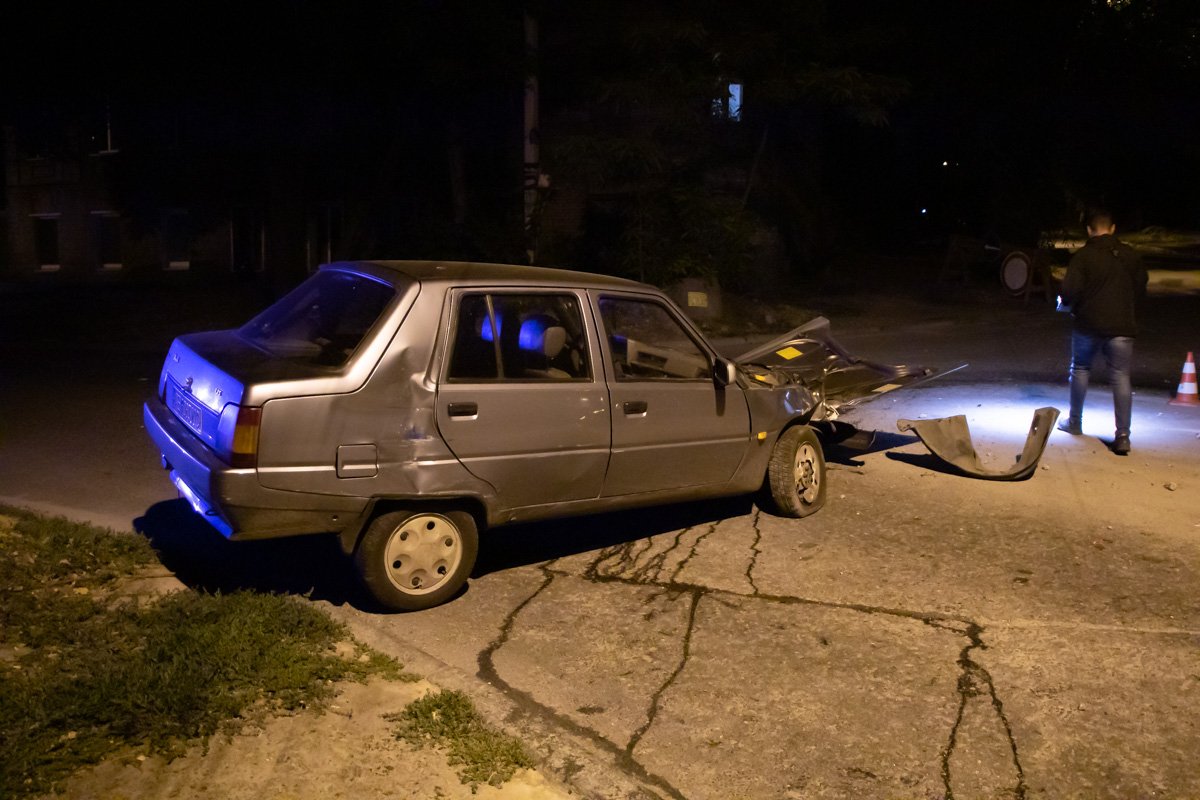 За рулем ЗАЗа находилась женщина, она ехала вместе с дочкой 4-х лет За рулем ЗАЗа находилась женщина, она ехала вместе с дочкой 4-х лет