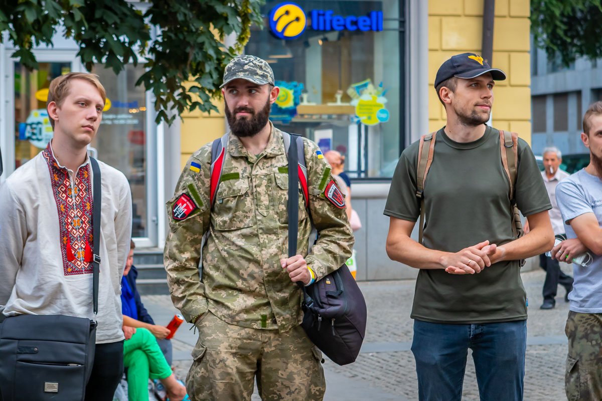 На месте работал стенд, где желающим раздавали тематические наклейки и браслеты На месте работал стенд, где желающим раздавали тематические наклейки и браслеты
