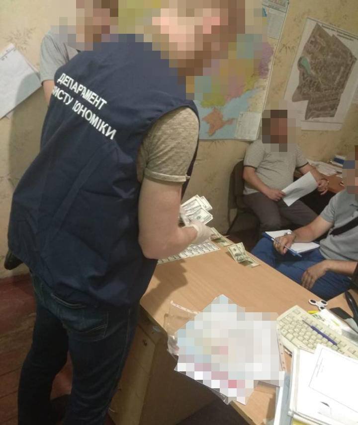 Начальника Госгеокадастра Новомосковского района и ее заместителя задержали на взятке: полиция ищет пострадавших 1