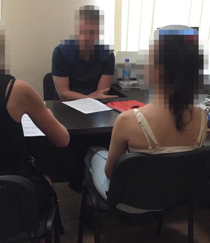 Начальника Госгеокадастра Новомосковского района и ее заместителя задержали на взятке: полиция ищет пострадавших 2