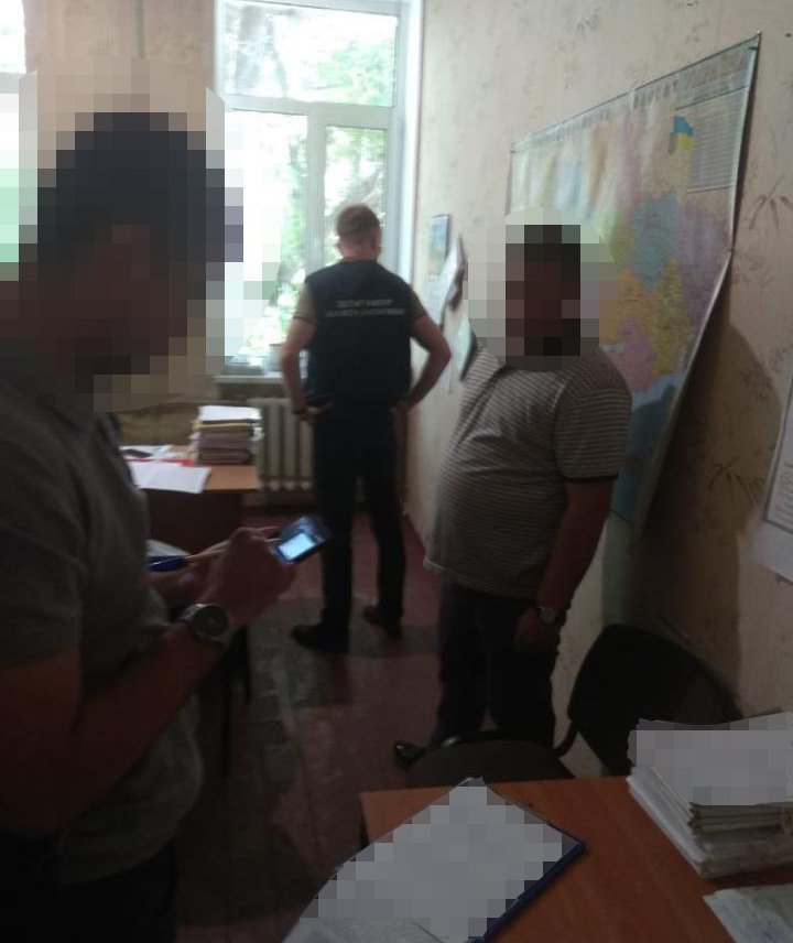 Начальника Госгеокадастра Новомосковского района и ее заместителя задержали на взятке: полиция ищет пострадавших 3