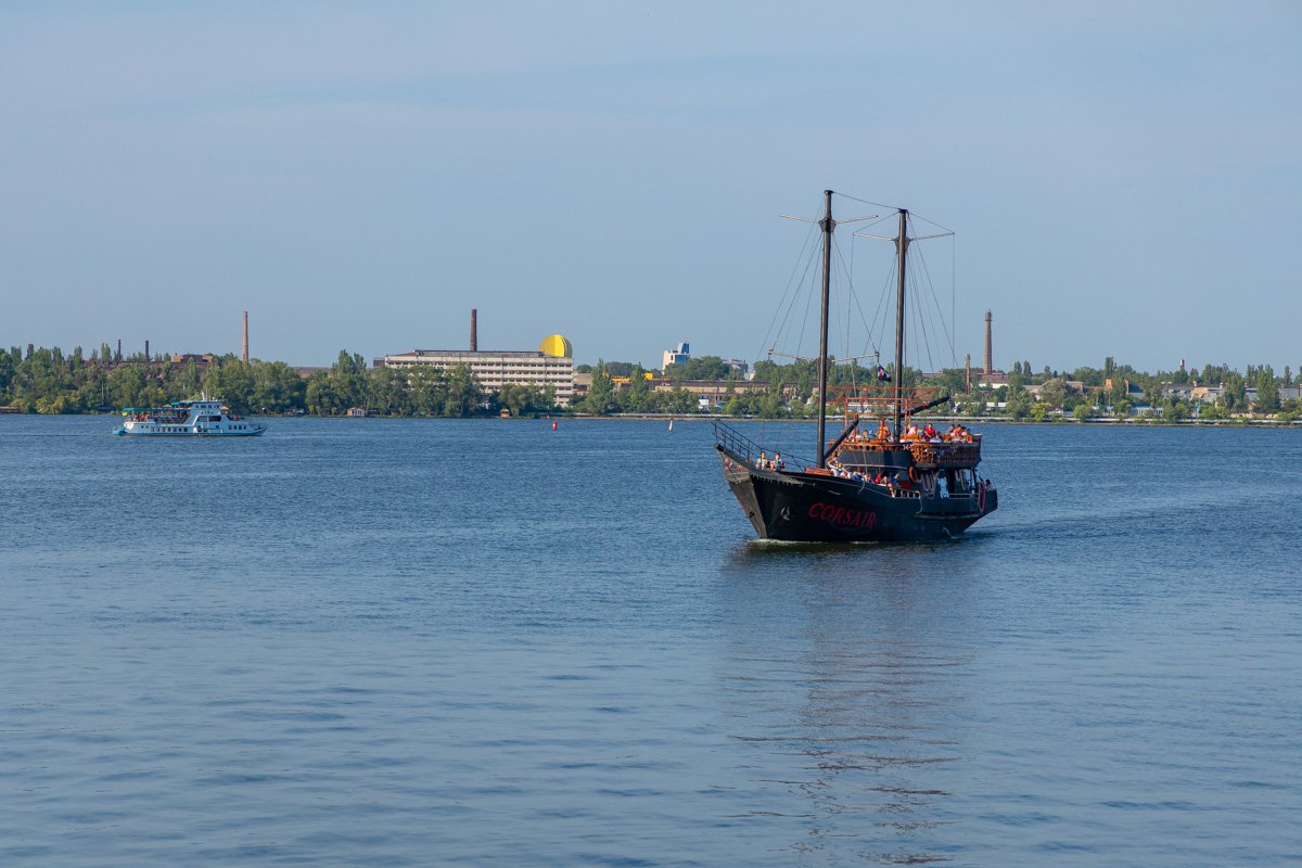Нас к счастью приводит незримая нить. Нас к счастью приводит незримая нить.