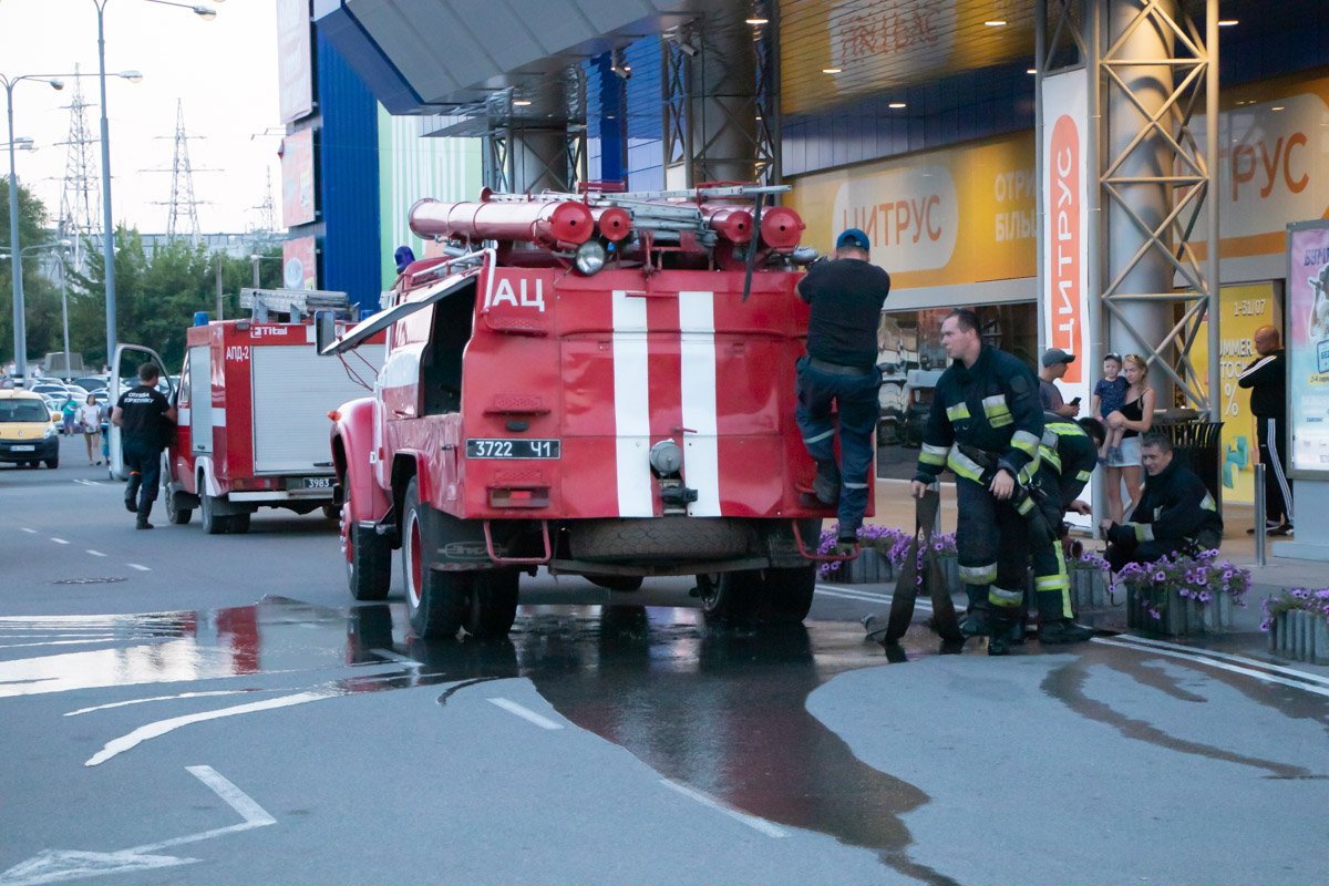 В Днепре на территории ТЦ "Караван" горели мусорные баки