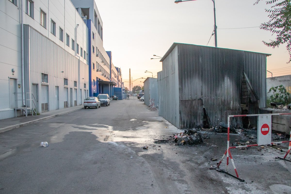 Сгорело минимум три пластиковые урны на колесах