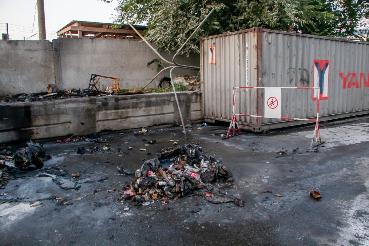 Также от пламени повреждена стена хозяйственной постройки