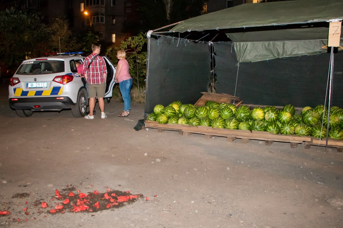17 июля, возле магазина АТБ по адресу Коробова, 1, произошел конфликт между торговцами арбузов и неадекватным прохожим 17 июля, возле магазина АТБ по адресу Коробова, 1, произошел конфликт между торговцами арбузов и неадекватным прохожим