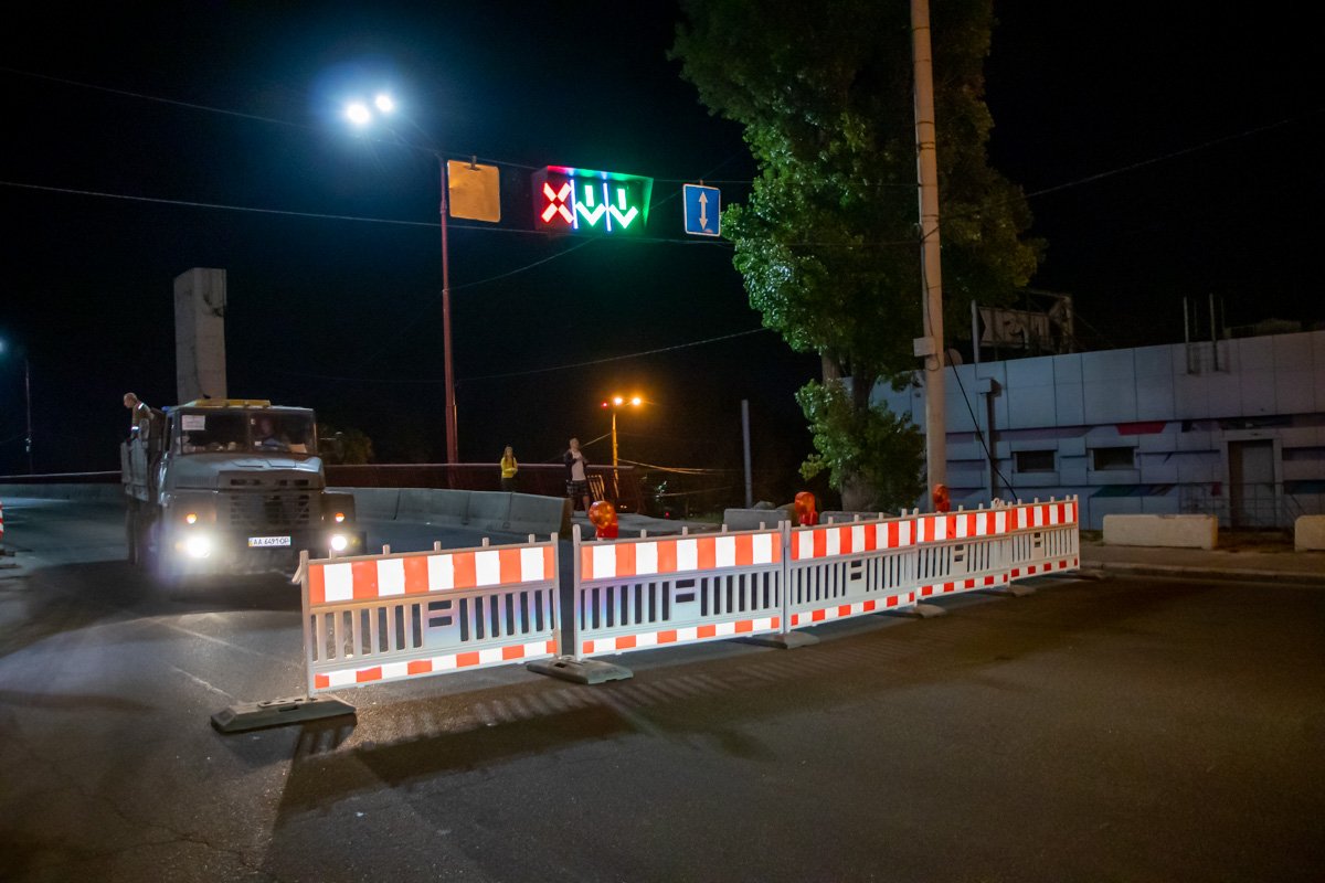 На мост нанесуит специальное покрытие с ограничениями для пешеходов и велосипедистов На мост нанесуит специальное покрытие с ограничениями для пешеходов и велосипедистов