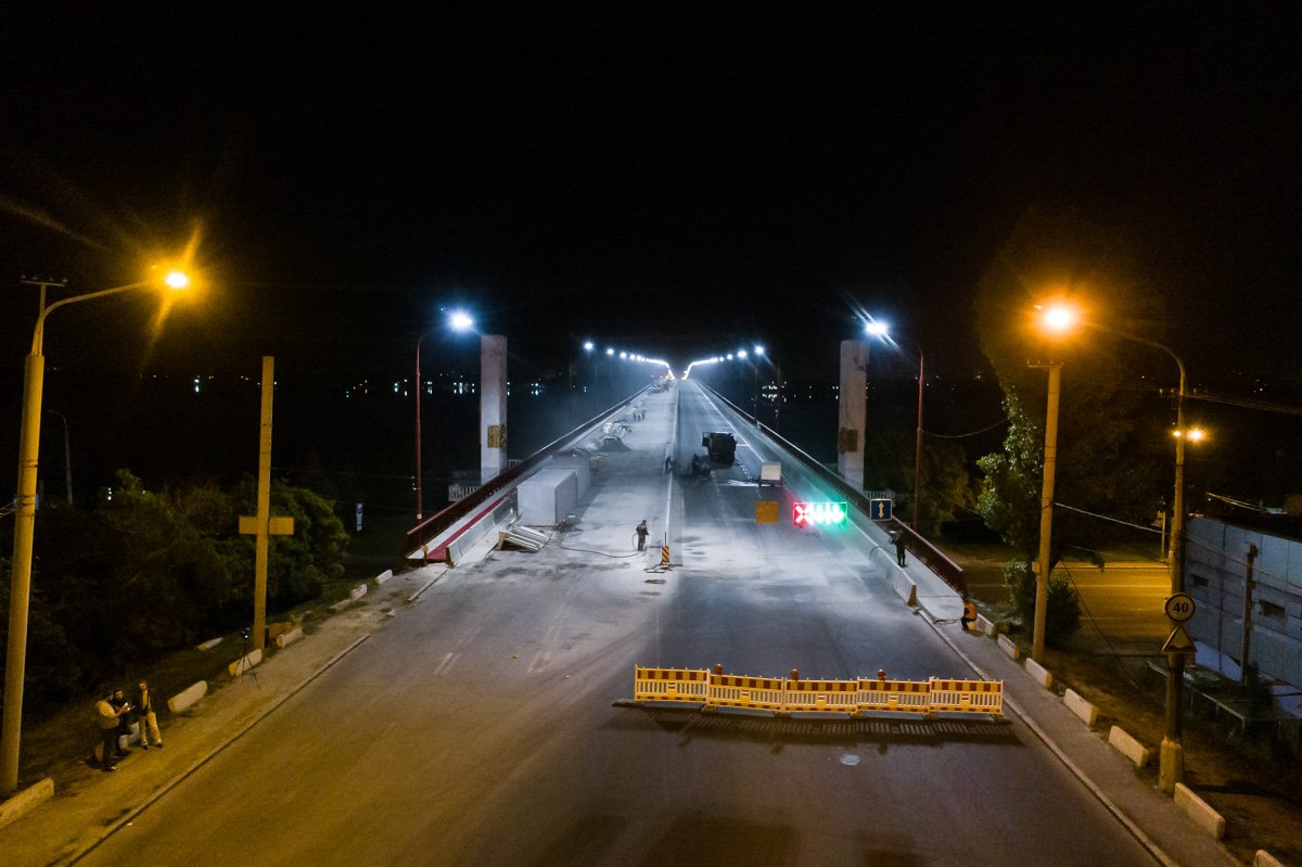 На переправе установят провода для того, чтобы проложить троллейбусную линию На переправе установят провода для того, чтобы проложить троллейбусную линию