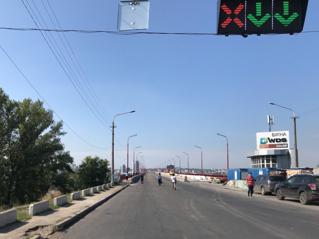 Из-за этого на других переправах образовались пробки Из-за этого на других переправах образовались пробки