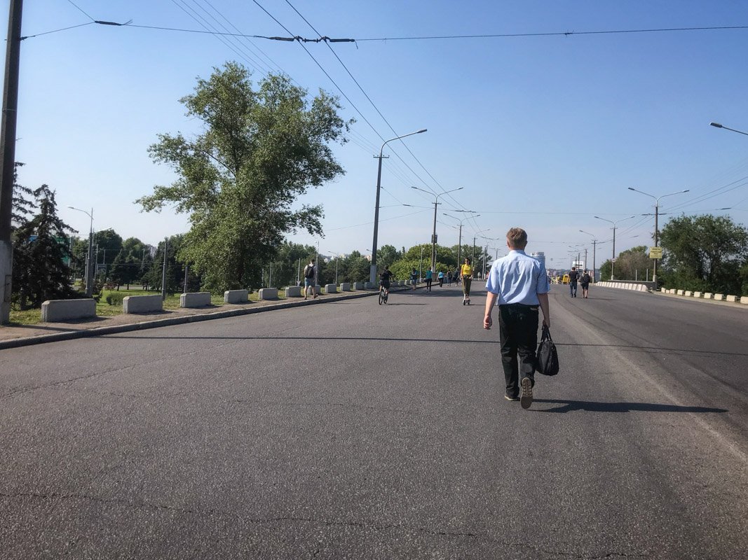 Некоторые жители решили поступить иначе и пошли пешком Некоторые жители решили поступить иначе и пошли пешком