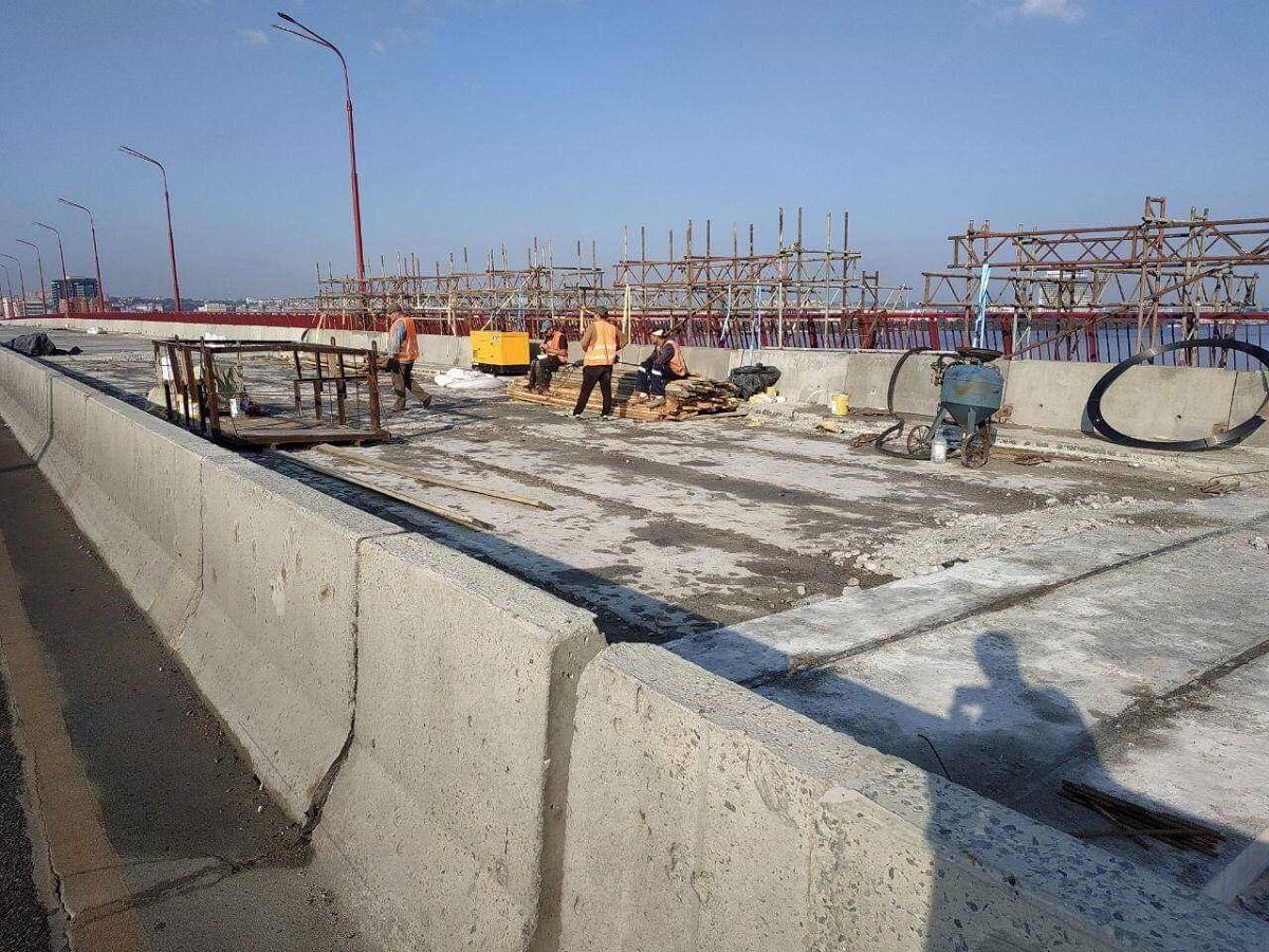 За эти два месяца подрядчику необходимо успеть полностью отремонтировать мост За эти два месяца подрядчику необходимо успеть полностью отремонтировать мост