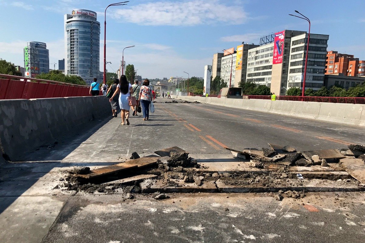 Рабочие уже начали срезать асфальт, и, учитывая, их скорость, уже завтра шагать посреди проезжей части будет проблематично Рабочие уже начали срезать асфальт, и, учитывая, их скорость, уже завтра шагать посреди проезжей части будет проблематично