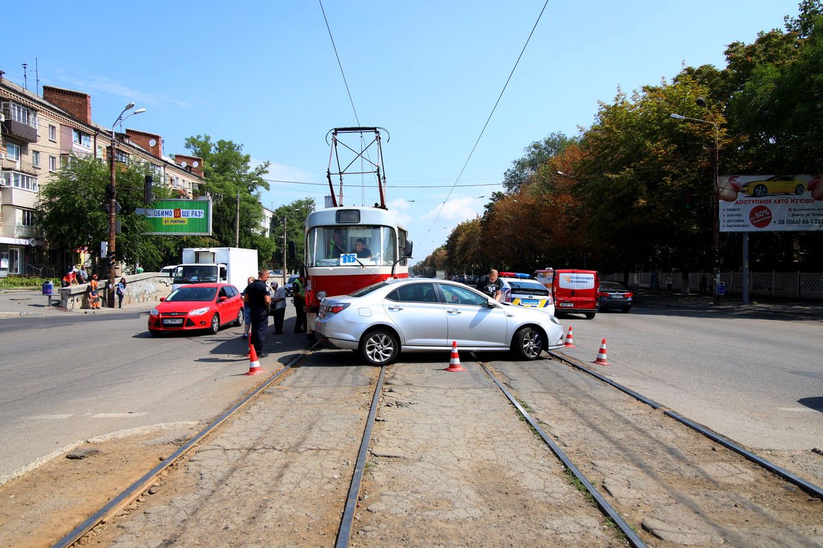 Авария произошла на перекрестке проспекта Богдана Хмельницкого с улицей Леонида Стромцова Авария произошла на перекрестке проспекта Богдана Хмельницкого с улицей Леонида Стромцова