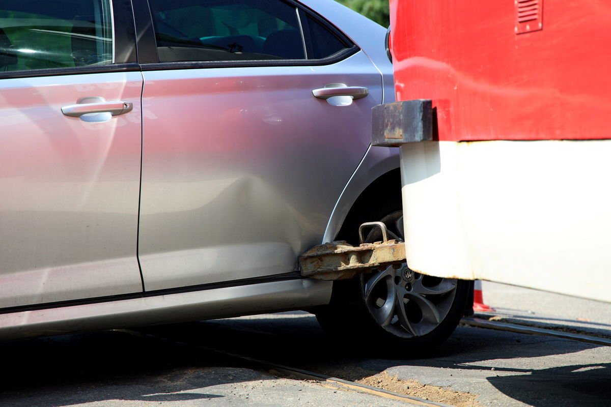 Столкнулись трамвай и автомобиль MG Столкнулись трамвай и автомобиль MG