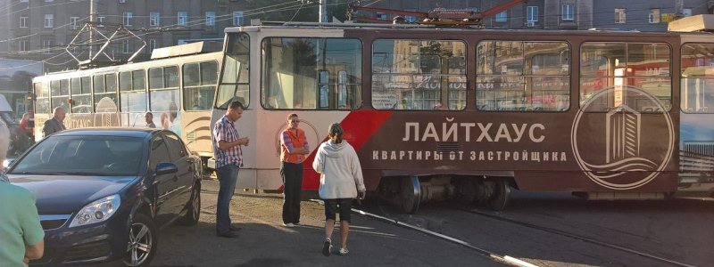 В Днепре трамвай сошел с рельс (ФОТО)