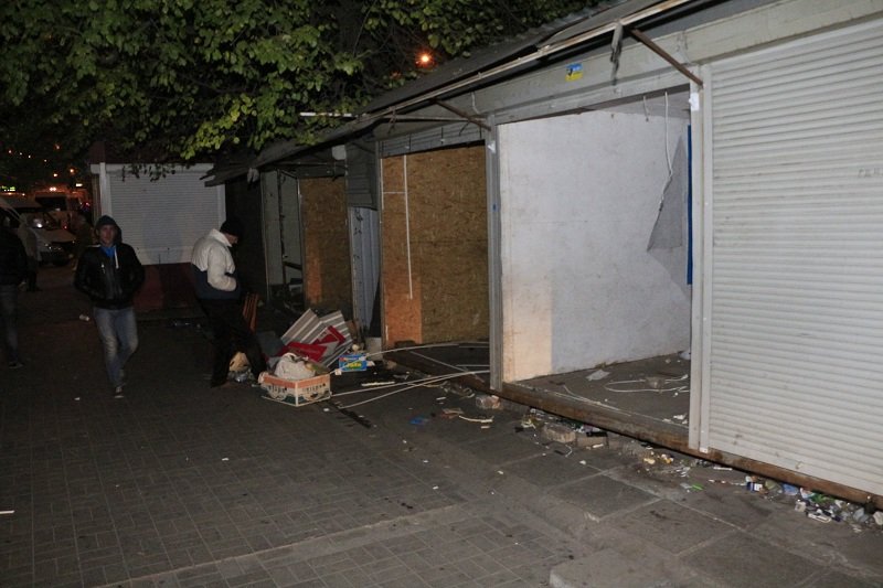 Снос ларьков на Старомостовой (Островского) площадь 6