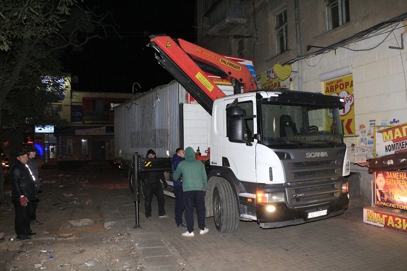 Снос ларьков на Старомостовой (Островского) площадь 8