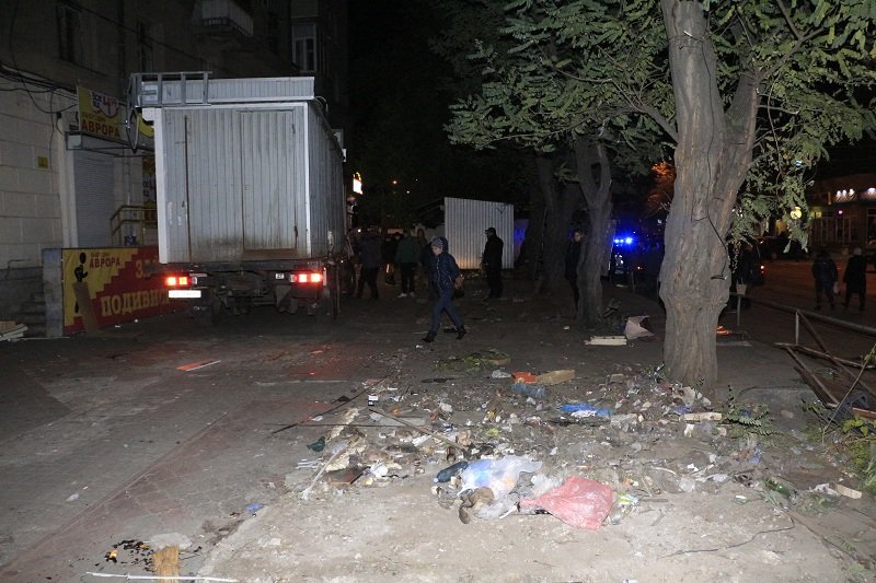 Снос ларьков на Старомостовой (Островского) площадь 9