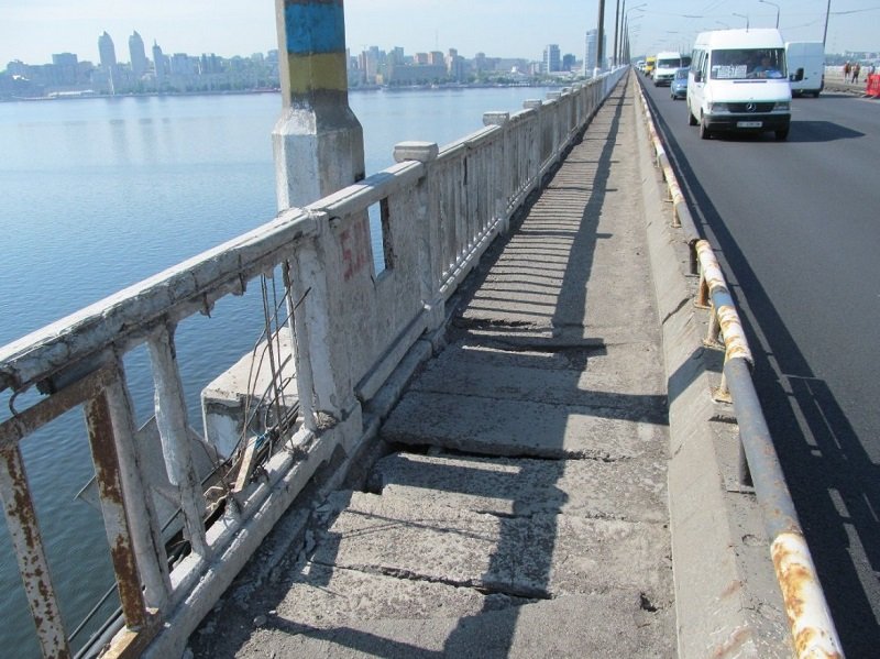 razrusheniye-novogo-mosta-1