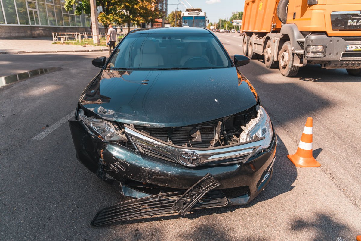 На Набережной Победы столкнулись Toyota и мотоцикл На Набережной Победы столкнулись Toyota и мотоцикл