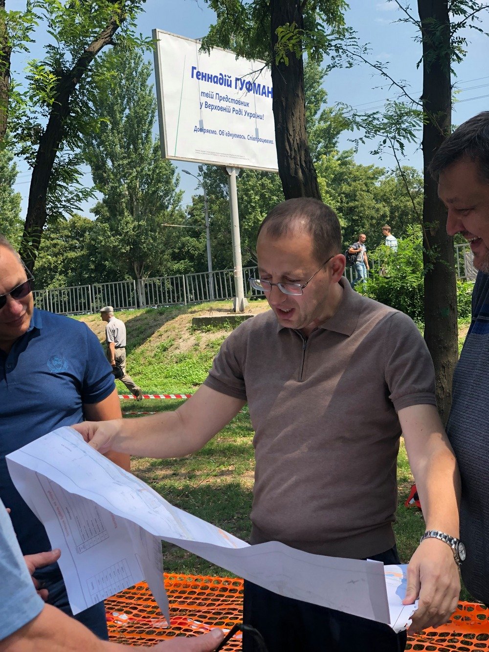 На ж/м Тополь стартовали работы по реконструкции пешеходной аллеи вдоль Запорожского шоссе 1