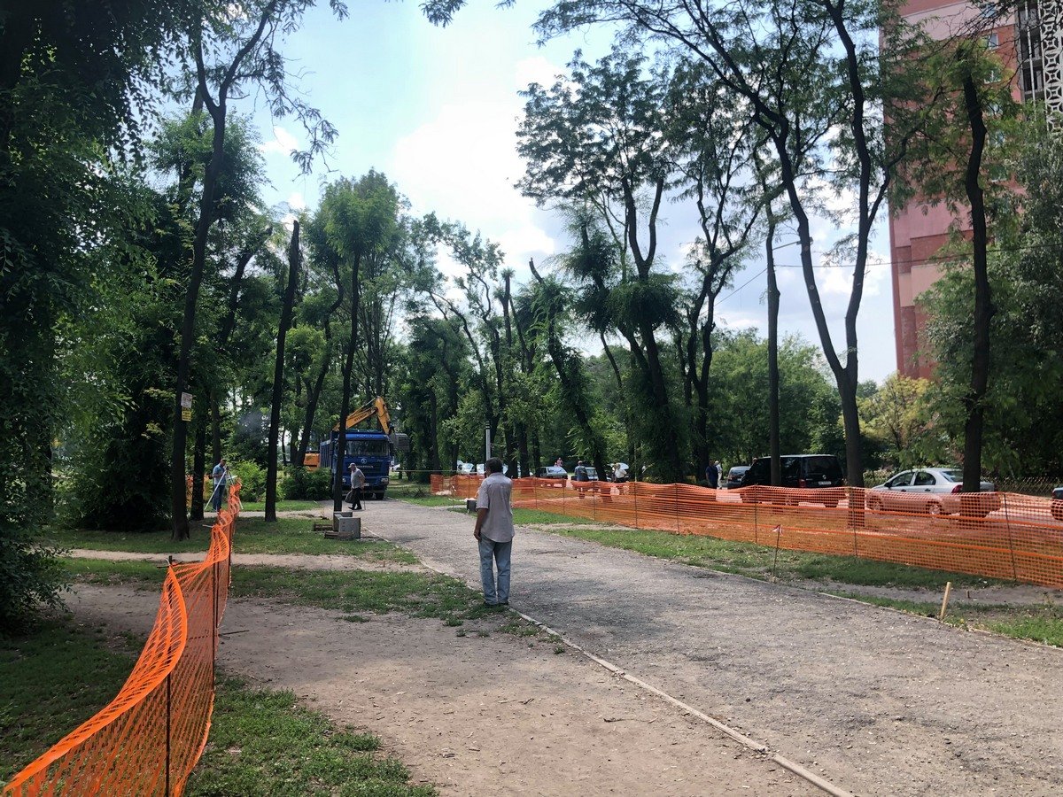 На ж/м Тополь стартовали работы по реконструкции пешеходной аллеи вдоль Запорожского шоссе 4
