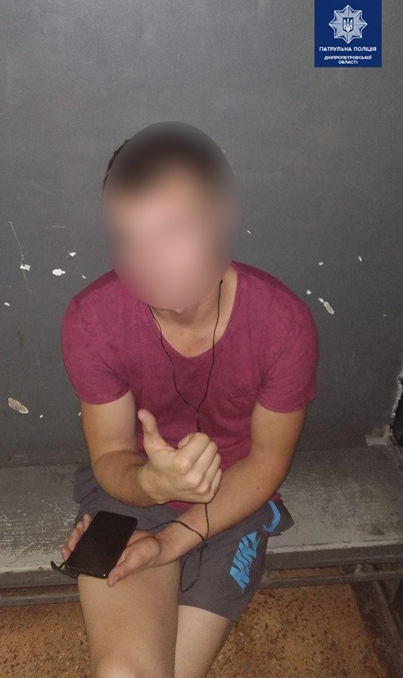 В Днепре парень пытался спрыгнуть с пешеходного моста на Монастырский остров 1