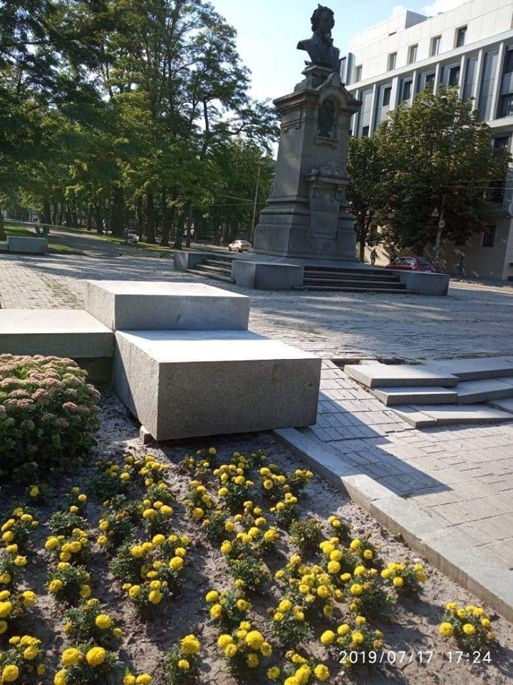 Сейчас памятник снова чист Сейчас памятник снова чист