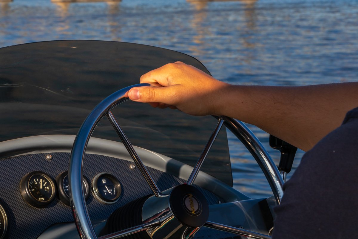 Оказалось, что поездка на понтоне это не просто способ избежать пробок Оказалось, что поездка на понтоне это не просто способ избежать пробок