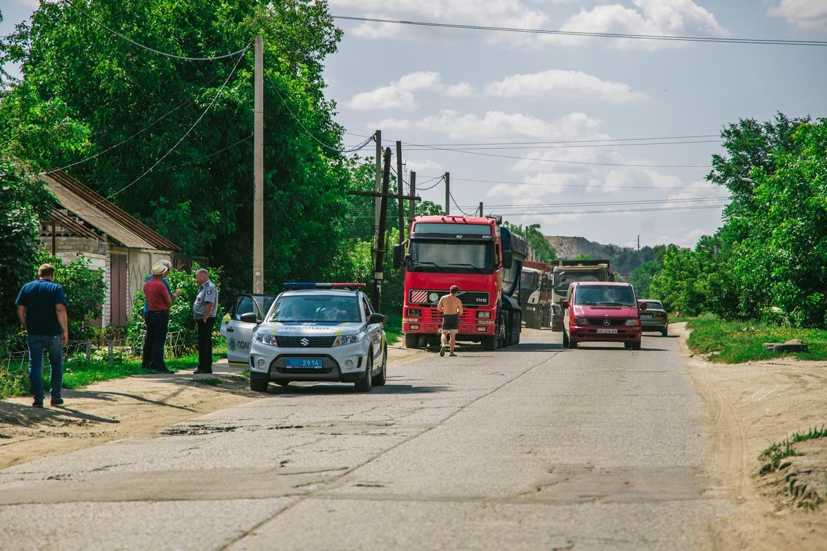 Местные жители на улице Чаплинской перекрыли дорогу