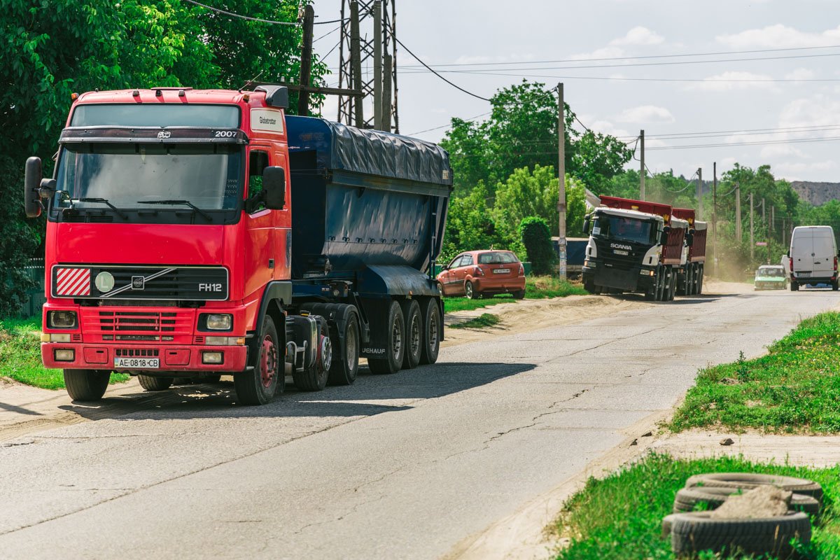 Их негодование заключается в том, что грузовой транспорт регулярно ездит по улице