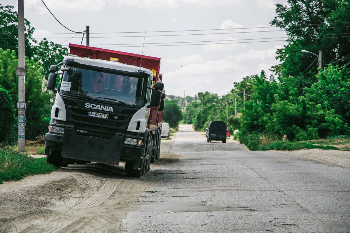Грузовики ездят к Любимовскому и Дибровскому карьерам