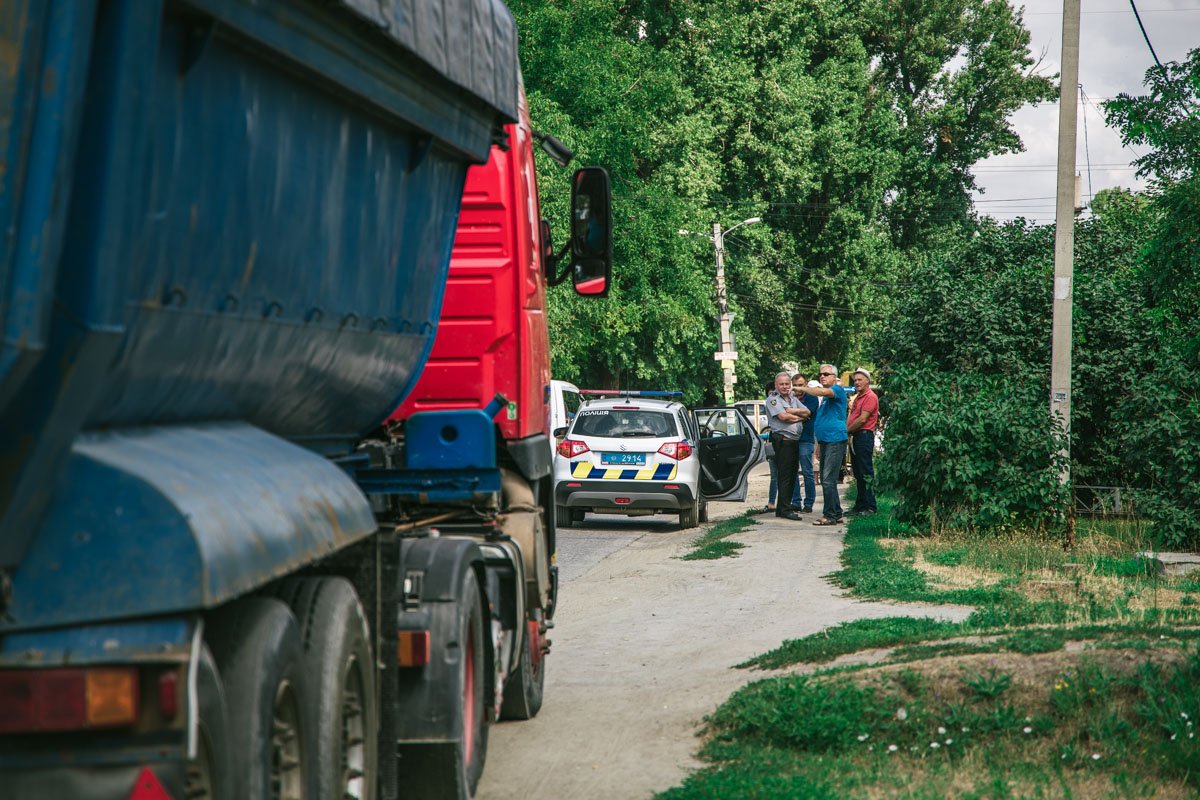 По решению исполкома, по улице также запрещено ездить грузовикам
