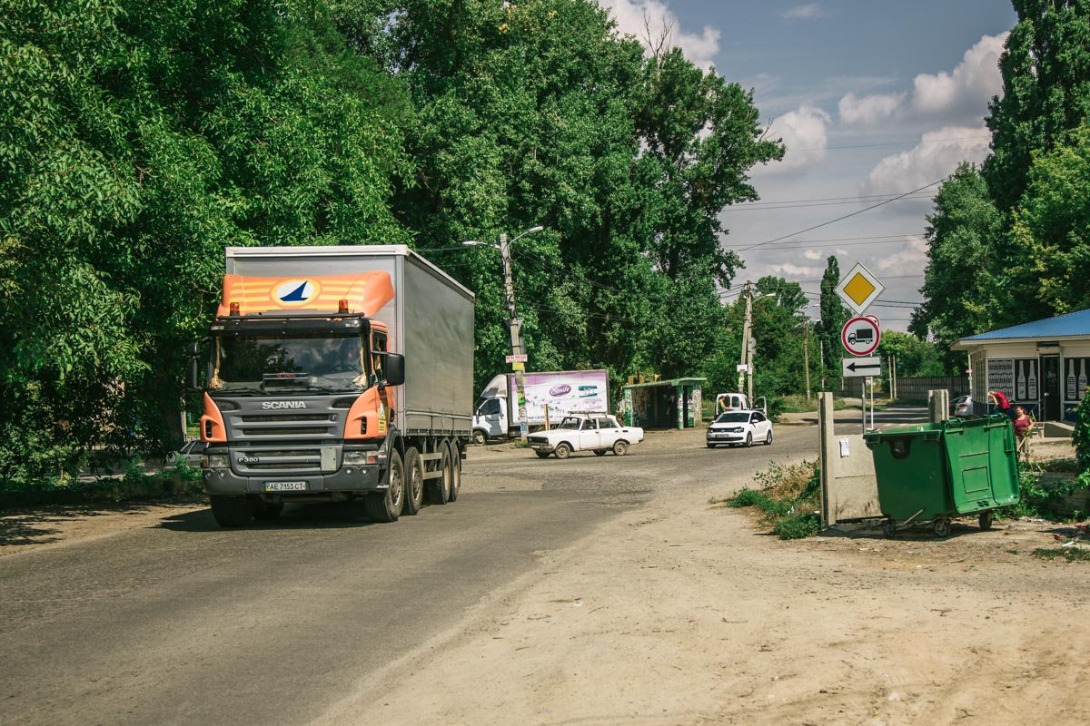 Патрульные говорят, что несмотря на знаки, грузовики с разрешением могут проезжать