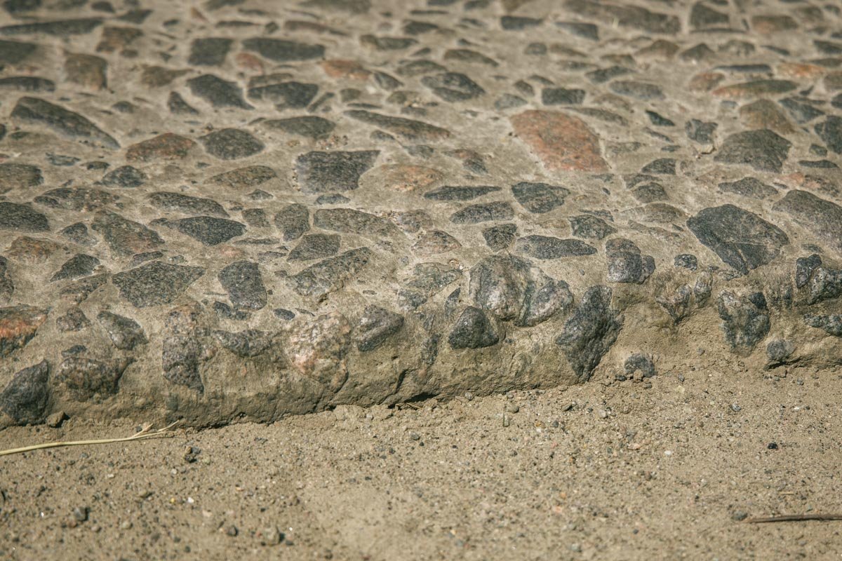 Местным жителям не нравится, что дорога постепенно разрушается 