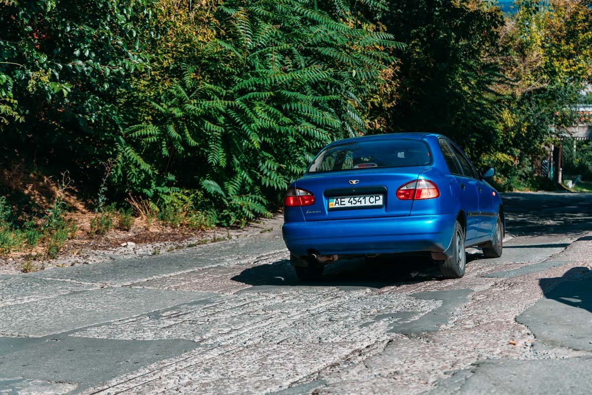 Дорога здесь уже давно была в ужасном состоянии  Дорога здесь уже давно была в ужасном состоянии